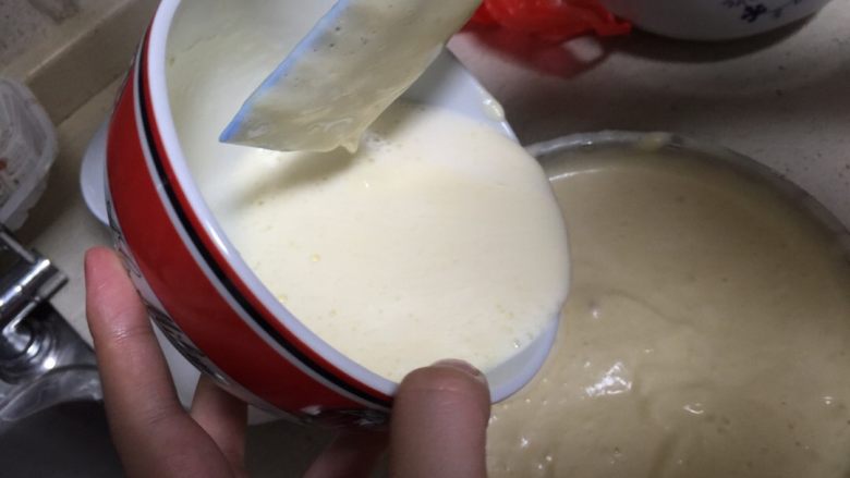 全蛋海绵蛋糕,切拌均匀后再倒入剩下的蛋糊中，再次切拌均匀，不能画圈搅拌
