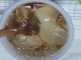 木莲豆腐（家乡美食）,糖液：红糖适量2-3片薄荷叶用开水冲泡，炎炎夏日来一碗冰木莲热意顿消。
