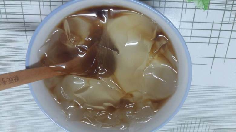木莲豆腐（家乡美食）,糖液：红糖适量2-3片薄荷叶用开水冲泡，炎炎夏日来一碗冰木莲热意顿消。