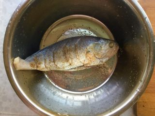 糖醋黄花鱼,将适量花椒粉，盐和料酒倒入盆中，把鱼放入腌制十分钟左右