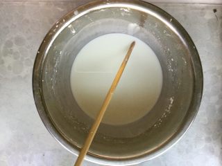 糖醋黄花鱼,将面粉与淀粉混合加水打成糊糊，放一旁备用
