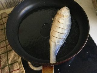 糖醋黄花鱼,将面糊裹在鱼身上后，将鱼进油锅里炸