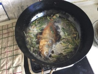 糖醋黄花鱼,将鱼下入锅中，小火炖10分钟，大火加淀粉汁收汁