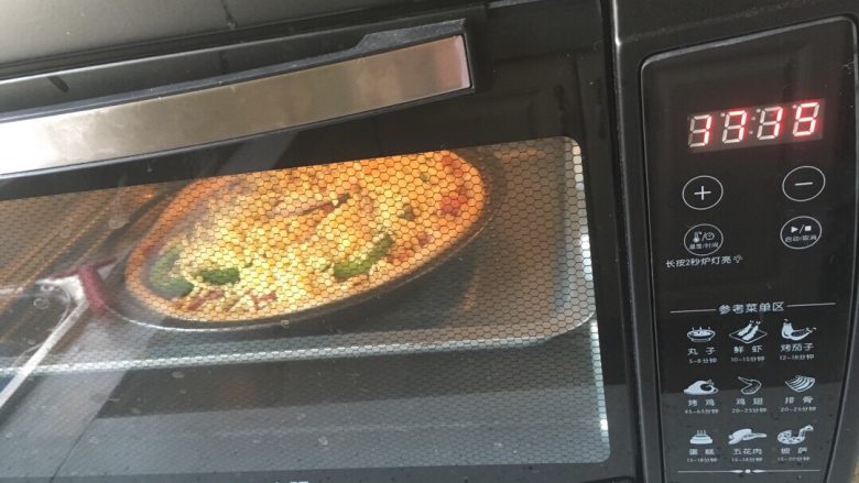 披萨,烤箱预热好上下火180度20分钟