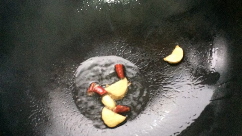 彩椒烩嫩鸡,起油锅，爆香姜片和干辣椒段