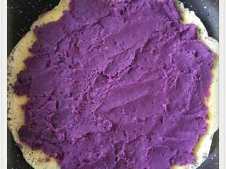 蛋是紫想和你在一起。,紫薯蒸起來后如果太干加點牛奶或蜂蜜。等下塗在蛋卷上面才不會太干。比較好圖