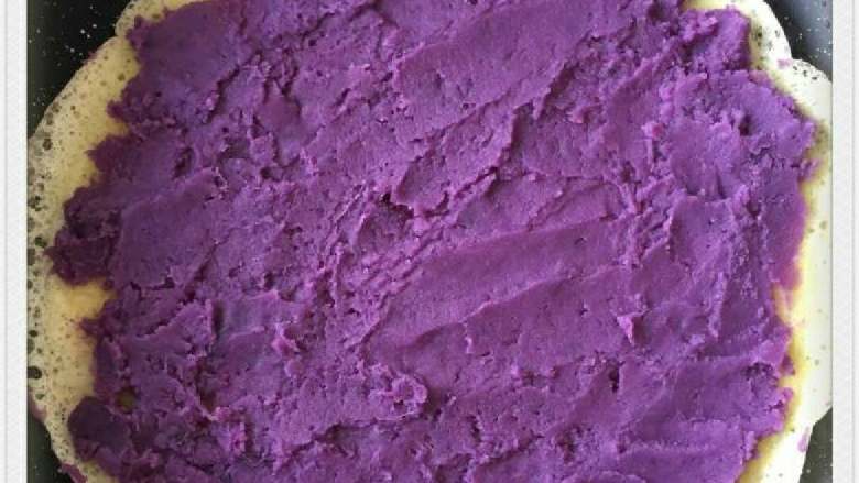 蛋是紫想和你在一起。,紫薯蒸起來后如果太干加點牛奶或蜂蜜。等下塗在蛋卷上面才不會太干。比較好圖