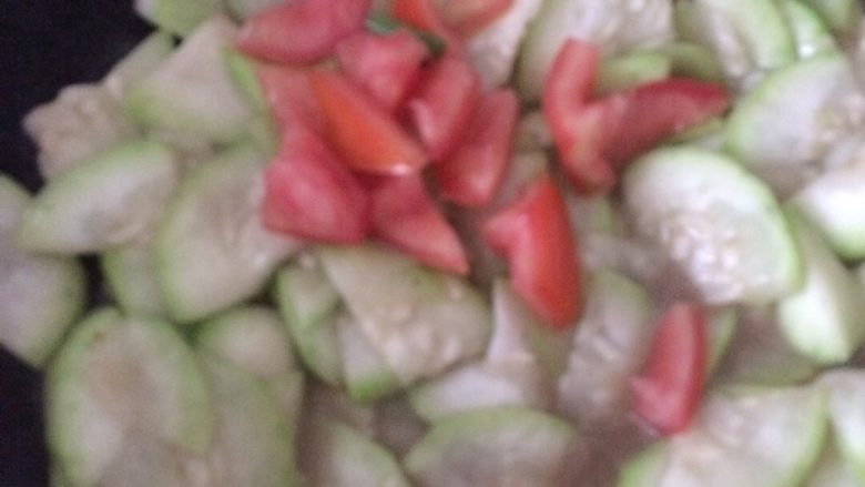 花甲螺肉炒葫芦瓜,加点盐，差不多熟了加入西红柿，翻炒一下