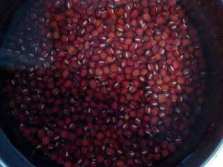 自制#红豆沙馅#,红豆洗净，用盆浸泡一天。