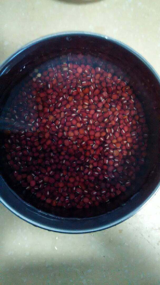 自制#红豆沙馅#,红豆洗净，用盆浸泡一天。