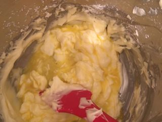 草莓奶香曲奇饼干,加入鸡蛋液，用刮刀将黄油于鸡蛋完全混合