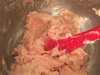 草莓奶香曲奇饼干,用刀刮将粉于黄油糊完全混合均匀