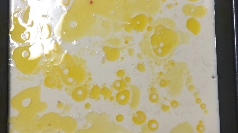 芙纽多蛋糕,倒入混合后的面糊，上面倒上剩下的黄油。