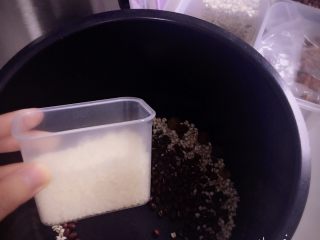 桂圆红豆薏米粥,加一点珍珠米

（试过只有豆子没有米，煮得不够粘稠，不好喝）