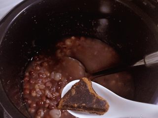 桂圆红豆薏米粥,加水，要差不多4-5倍的水

高压锅直接按煮豆类，等时间到开锅

加入秘制红糖！