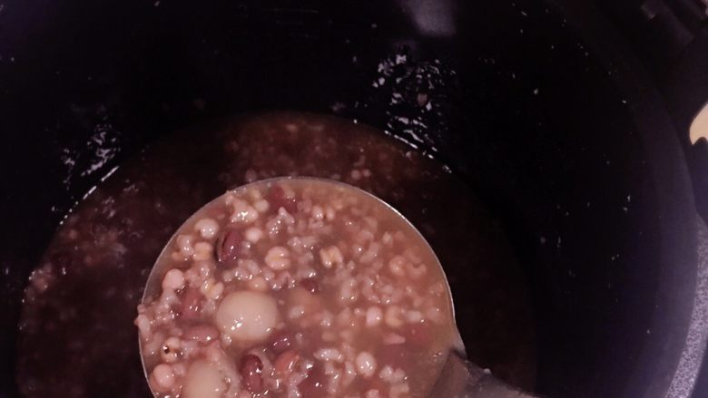 桂圆红豆薏米粥,搅拌均匀

卖相好，味道好，营养好