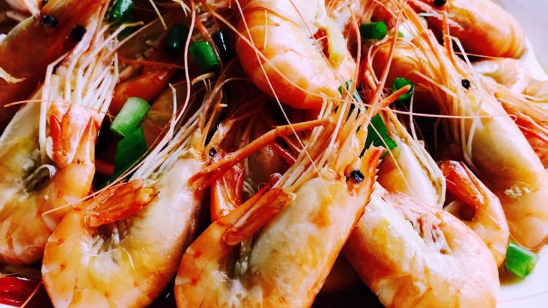 爆炒河虾#有个故事#,鲜活的河虾不用加味精或是鸡精，这样能保持虾肉的原汁原味