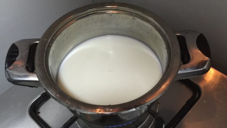 水果味布丁（超简单）,将一包牛奶倒入锅中，先不要加热。