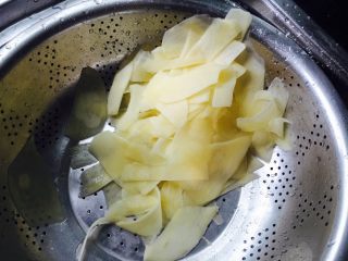 超薄凉拌土豆片,土豆用削皮器削成薄片，然后洗去淀粉