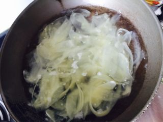 超薄凉拌土豆片,水煮沸后，放入土豆片煮3分钟