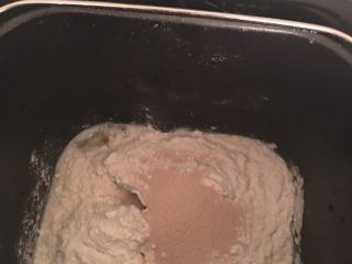 火腿香葱面包,首先将高筋面粉、盐、糖、奶粉、淡奶油、鸡蛋，酵母放入面包机中按和面程序，和面15分钟，加入黄油再继续按和面程序20分钟