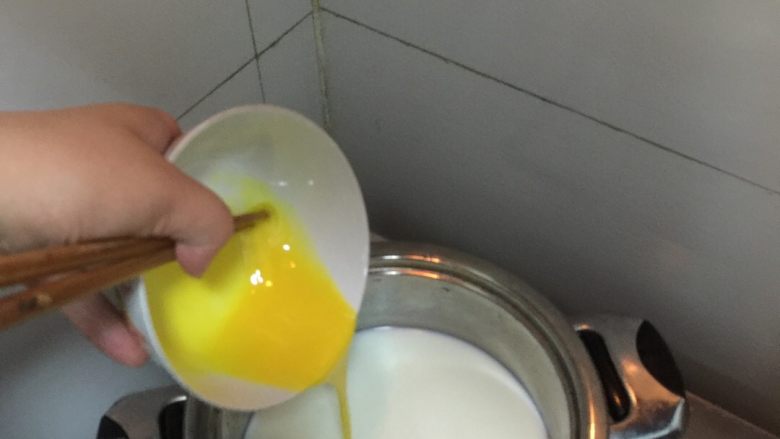 水果味布丁（超简单）,将蛋黄倒入凉牛奶中。