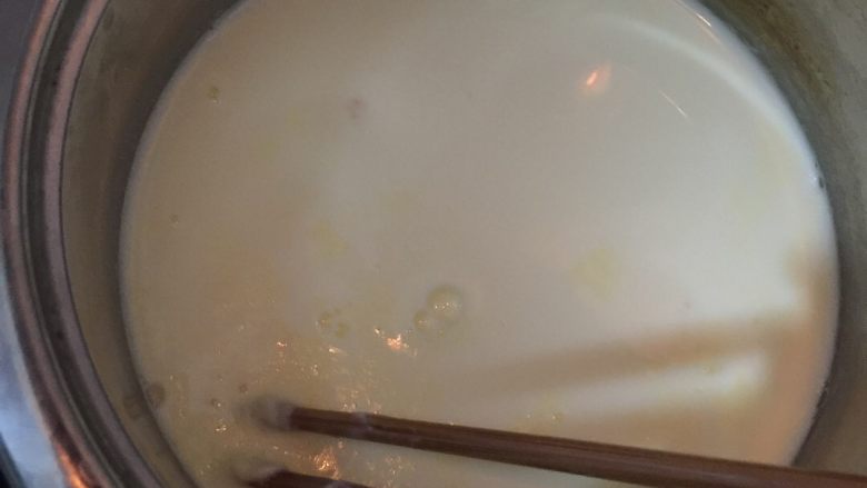 水果味布丁（超简单）,蛋黄牛奶微沸就关火，去掉表面那层奶皮。