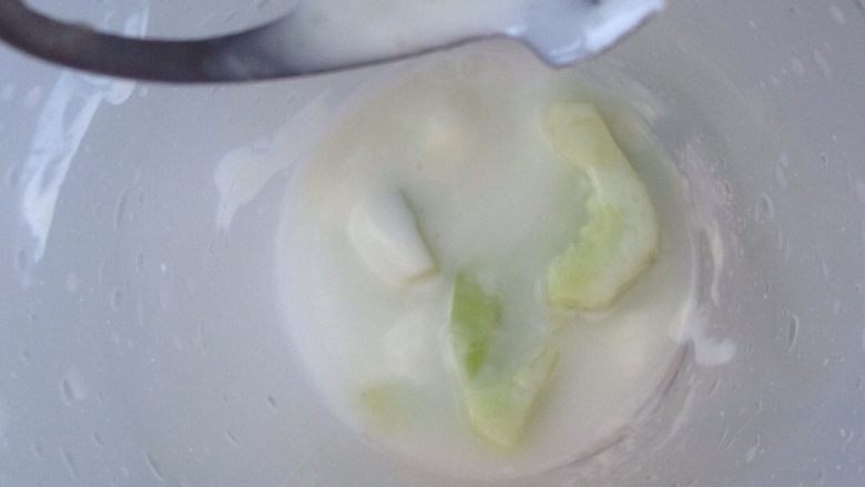 黄瓜酸牛奶,加入酸牛奶和水，用料理机打碎黄瓜。搅拌。