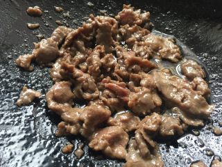 包菜牛肉炒粿条,热锅放油，油温高的时候放牛肉，快速翻炒，肉色变了盛起备用