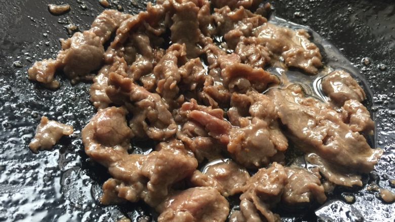 包菜牛肉炒粿条,热锅放油，油温高的时候放牛肉，快速翻炒，肉色变了盛起备用