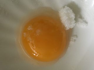 淡奶油司康,鸡蛋留出一个蛋黄加少许白糖备用