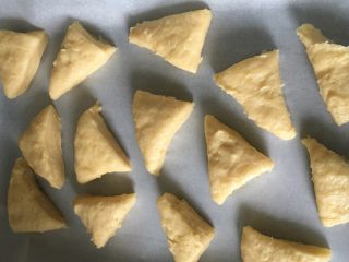 淡奶油司康,烤盘铺油纸，把和好的面切成三角状均匀放置