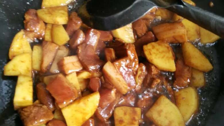 土豆红烧肉,倒入腌制好的土豆和肉翻炒