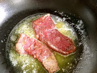 香香黑胡椒牛肉粒,油化了转中火 煎牛排 
