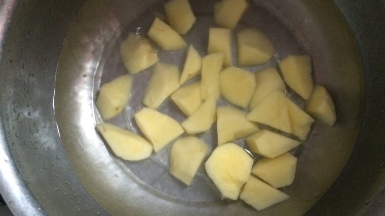 拔丝土豆（土豆变身了）,泡水几分钟，去掉多余的淀粉