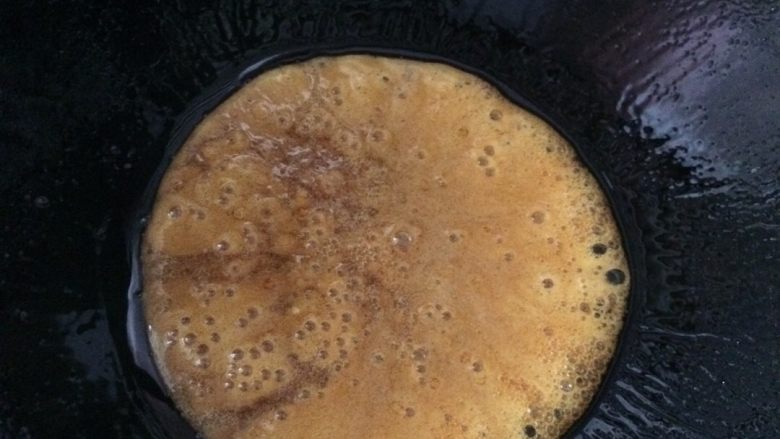 拔丝土豆（土豆变身了）,慢慢搅，糖就溶了，关小火，糖变成粽色时，也冒起小泡泡