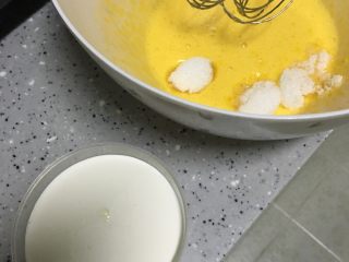 淡奶油蛋糕,蛋黄加糖粉，淡奶油搅拌均匀