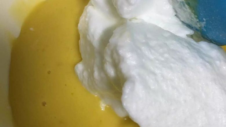 淡奶油蛋糕,取三分之一放到蛋黄里上下翻拌