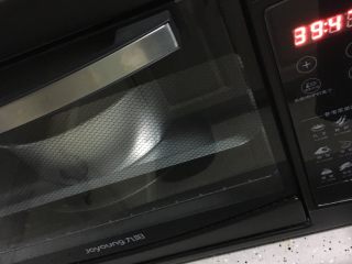 淡奶油蛋糕,放入烤箱中上层，披萨烤盘盛开水放入下层，上下火145度40分钟