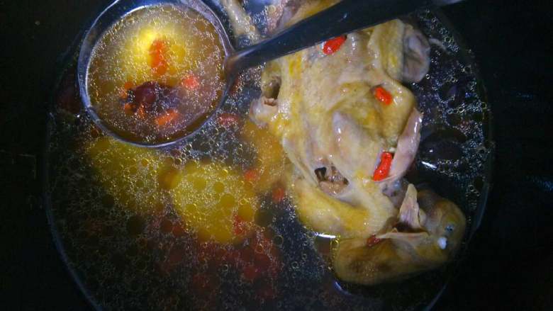 鸽子清汤,盛汤之前先用汤水冲一下鸽子背，以防盐不均匀