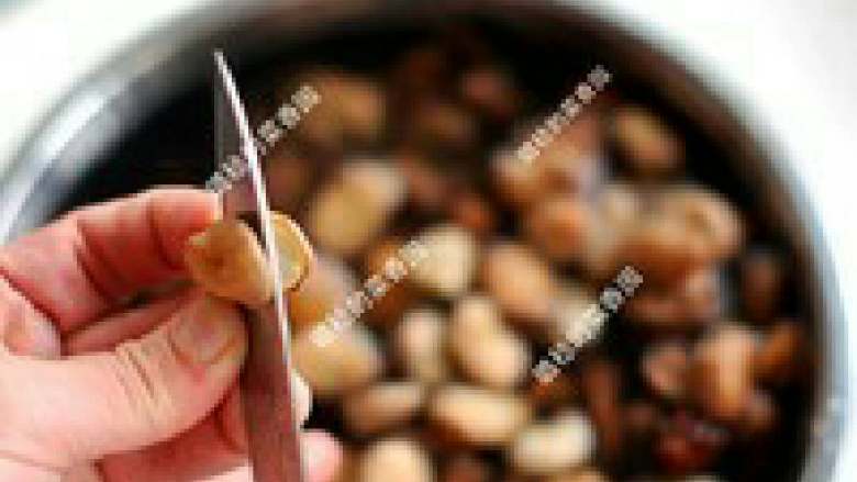 油炸蚕豆,【切口】用刀子将蚕豆顶端劈开，深度至蚕豆的一半。确保油炸的时候，蚕豆不会因为受热导致“嘣油”，油花四溅。