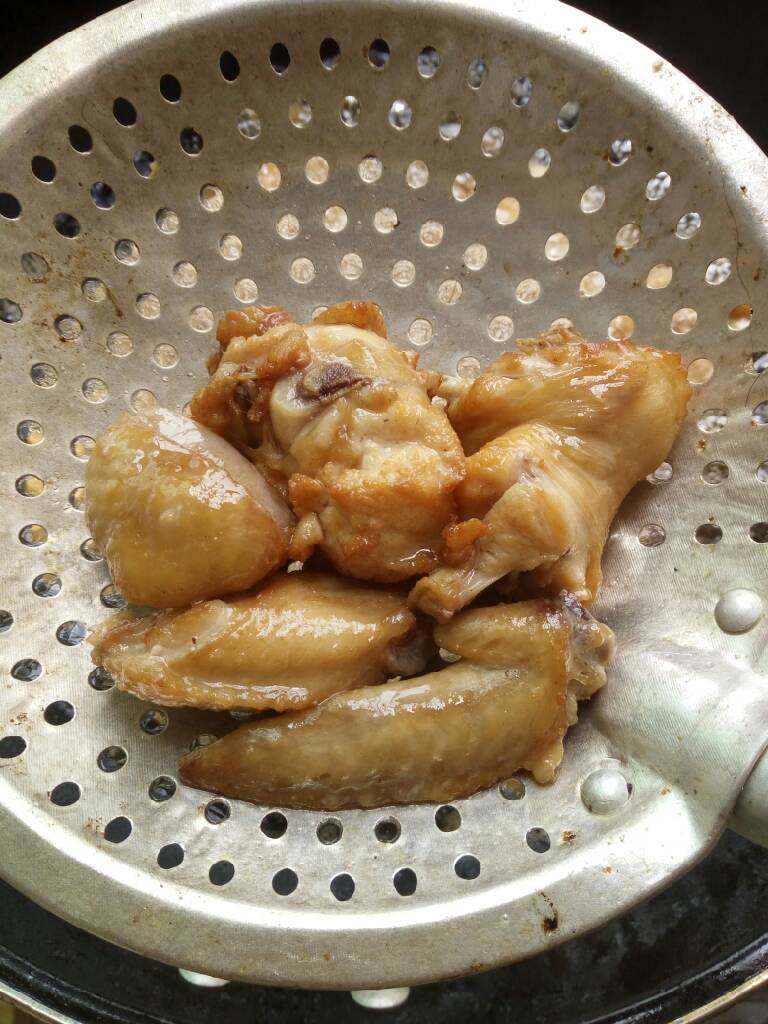麻辣砂锅鸡,如图炸成金黄色捞出备用
