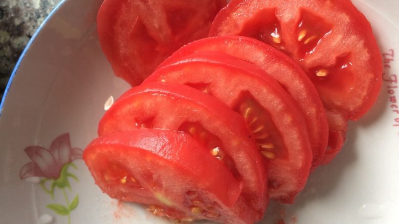 西红柿煎蛋饼,剥好皮的西红柿切片，可以直接吃，也可以过油煎下。
