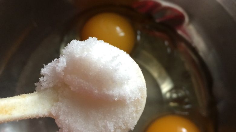 土豆鸡蛋饼#挑战鸡蛋的100种做法#,放适量的盐