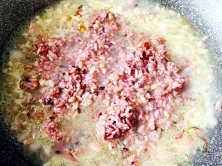 西班牙海鲜饭#有个故事#,加入适量的番茄酱、辣椒粉、倒入煮海鲜的汤、再倒入剩米饭