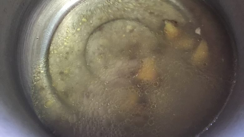 牛杂土豆煲,高压锅里的汤，去掉南姜，倒在砂锅煲