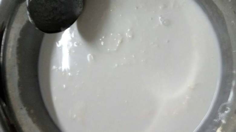 椰汁糕,将椰浆，牛奶，糖倒入器皿中搅拌均匀！
