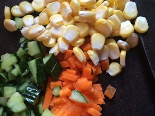 杂蔬炒饭,玉米剥成粒，红罗卜切丁，用挖出的青瓜也切成丁，䓤白切成葱花