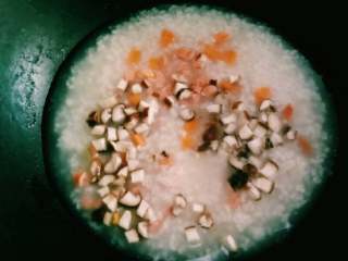 香菇乱炖粥,然后把煮好的粥和材料一起煮下。