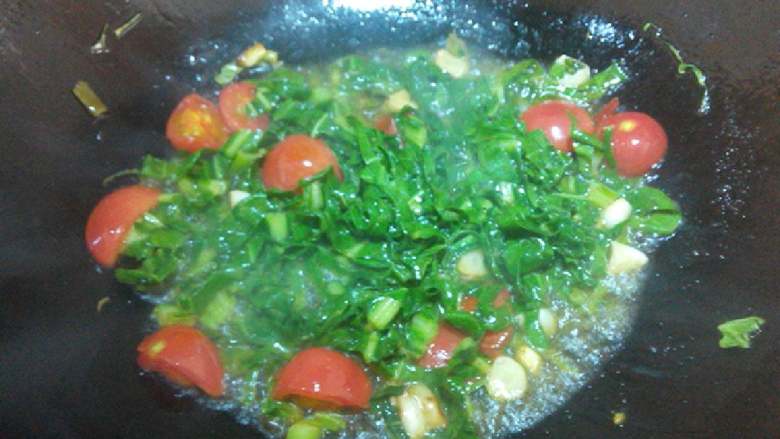 西红柿鸡蛋龙须面,翻炒西红柿和菜叶～加盐醋烹调